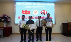 Đảng ủy Trường Đại học Kinh doanh và Công nghệ Hà Nội trao Huy hiệu Đảng cho 5 đảng viên